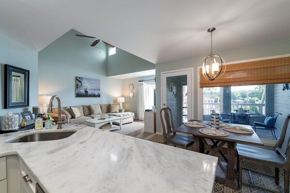 TV - 2 BR/2BA Courtside Villa! Amenity Cards! Dog Friendly! Screen Porch! Tennis Court Views! (Seabrook Island)