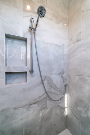 Een douche, een haardroger, handdoeken
