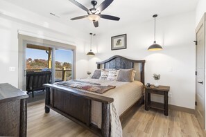 4 bedrooms, iron/ironing board, WiFi, bed sheets - Private Hot Tub, Expansive Decks & Taneycomo Views in Charming Farmhouse with Free Tickets (Hollister)