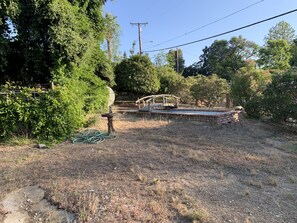 Property grounds - Quiet Country living 1 bedroom guesthouse Huge oak trees pets ok, horse property (Bradbury)