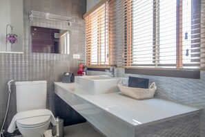 Douche, séchoir à cheveux, serviettes fournies, savon