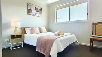 4 bedrooms, iron/ironing board, WiFi, bed sheets