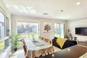 Interior - Delightful 2-level home in Bardia (Bardia)