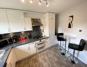 Fridge, microwave, oven, coffee/tea maker - NEW Super 2 Bedroom Flat in Falkirk (Falkirk)