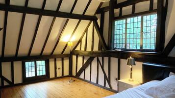 4 bedrooms, iron/ironing board, WiFi, bed sheets