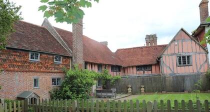 Delightful 4BD Home full of Flair Edenbridge Kent