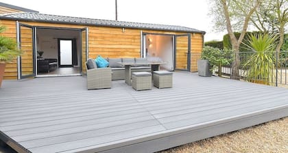 Cheerful 1BD Cottage with Parking Nr Guildford