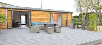 Cheerful 1BD Cottage with Parking Nr Guildford