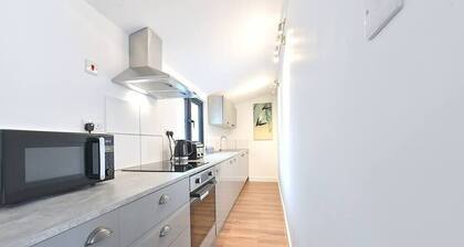 Cheerful 1BD Cottage with Parking Nr Guildford