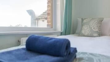 2 bedrooms, iron/ironing board, WiFi, bed sheets