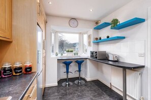 Kjøleskap, mikrobølgeovn, ovn og oppvaskmaskin