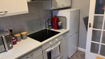 Fridge, microwave, oven, cookware/dishes/utensils