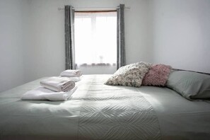 3 chambres, fer et planche à repasser, Wi-Fi, draps fournis