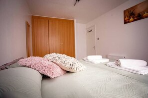 3 bedrooms, iron/ironing board, WiFi, bed sheets - Cozy 3-Bedroom Home in Luton (Luton)