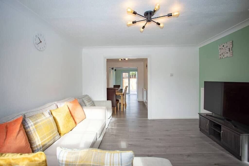 Cozy 3-bedroom Home In Luton - Dunstable