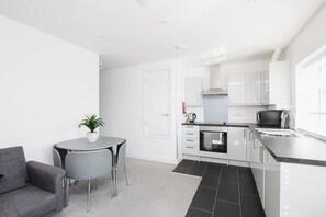 ثلاجة، ميكروويف، فرن، مستلزمات طهي/أطباق/أوعية