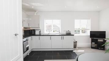 Réfrigérateur, micro-ondes, four