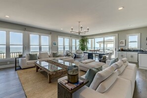 Smart TV, DVD player, mesa de pingue-pongue, aparelho de som