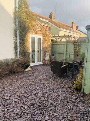 Outdoor dining - Elegant 3BD Edwardian Home Warminster (Wiltshire)