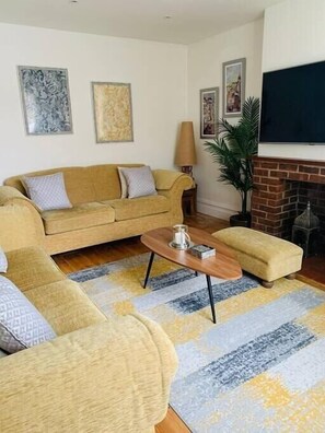 TV - Elegant 3BD Edwardian Home Warminster (Wiltshire)