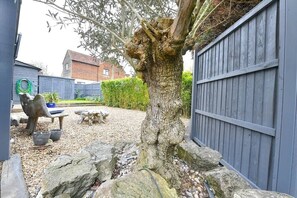 Property grounds - Gorgeous 3BD Cottage with Parking Nr Guildford (Surrey)