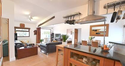 Gorgeous 3BD Cottage with Parking Nr Guildford