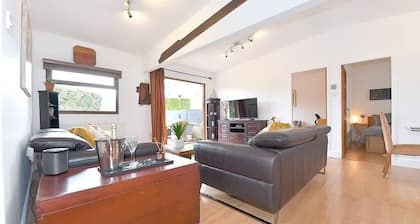 Gorgeous 3BD Cottage with Parking Nr Guildford