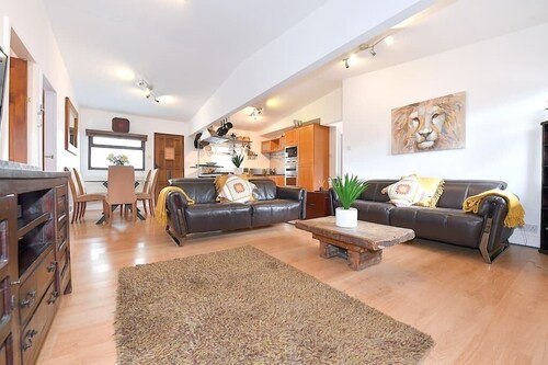 Gorgeous 3BD Cottage with Parking Nr Guildford