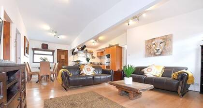 Gorgeous 3BD Cottage with Parking Nr Guildford