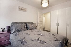 2 bedrooms, iron/ironing board, WiFi, bed sheets - Charming 2 Bedroom Flat in the Heart of Kirriemuir (Angus)