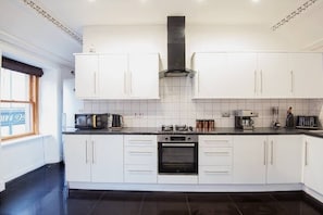 Fridge, microwave, oven, dishwasher - Charming 2 Bedroom Flat in the Heart of Kirriemuir (Angus)