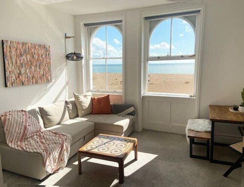 Spacious 2BD Flat with Stunning Views Folkestone