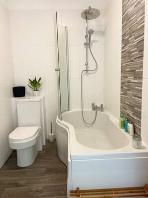 Free toiletries, hair dryer - Spacious 2BD Flat with Stunning Views Folkestone (Folkestone,)
