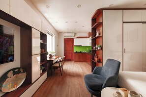 1 bedroom, individually decorated, individually furnished, desk - HoLo Central Hanoi - Serviced HomeStay (Hanoi)