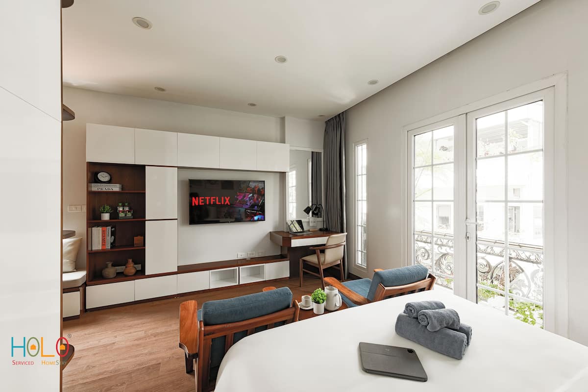 1 habitación, decoración personalizada, muebles diferentes y escritorio