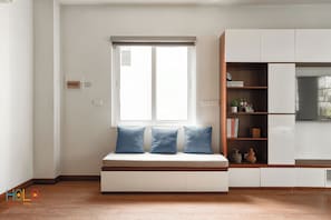 1 bedroom, individually decorated, individually furnished, desk