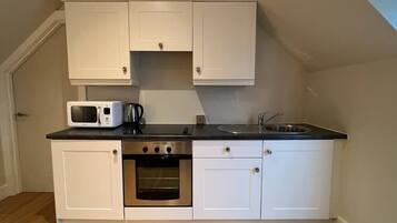 Réfrigérateur, micro-ondes, four