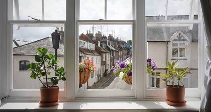 Fantastic 2BD Victorian Apt - 4 adults and 1 child