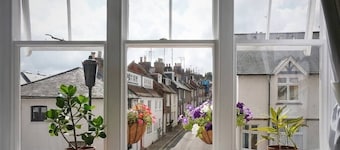 Fantastic 2BD Victorian Apt - 4 adults and 1 child