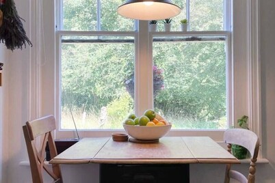 Fantastic 2BD Victorian Apt - 4 adults and 1 child