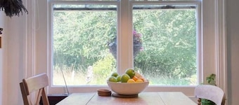 Fantastic 2BD Victorian Apt - 4 adults and 1 child