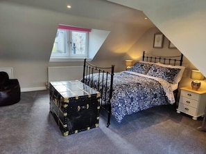 2 bedrooms, iron/ironing board, travel cot, WiFi
