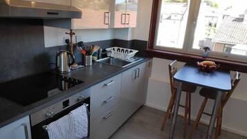 Fridge, oven, toaster, cookware/dishes/utensils