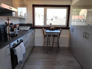 Frigorífic, forn, torradora i utensilis de cuina, vaixella i coberteria