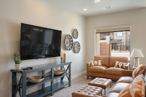 Living area - Fire + Spa Luxury - Zion Village - 12 Guest (Hurricane)