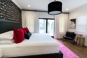 3 bedrooms, travel cot, free WiFi, bed sheets - New! Chic Cottage Home W/ Backyard Pool - 12 min to the River Walk! (Alamo Heights)