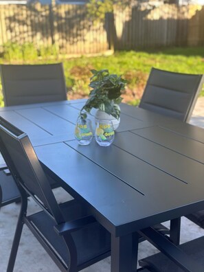 Outdoor dining - The Suncatcher- Steps to Lake Michigan. Pet Friendly & Fully Fenced (Sheboygan)