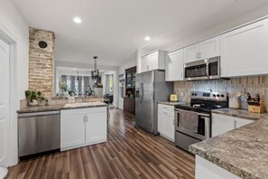 Fridge, microwave, oven, stovetop - The Suncatcher- Steps to Lake Michigan. Pet Friendly & Fully Fenced (Sheboygan)