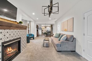 Smart TV, fireplace, table football, books - The Suncatcher- Steps to Lake Michigan. Pet Friendly & Fully Fenced (Sheboygan)