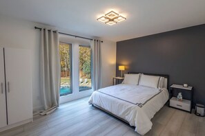 4 bedrooms, desk, iron/ironing board, WiFi